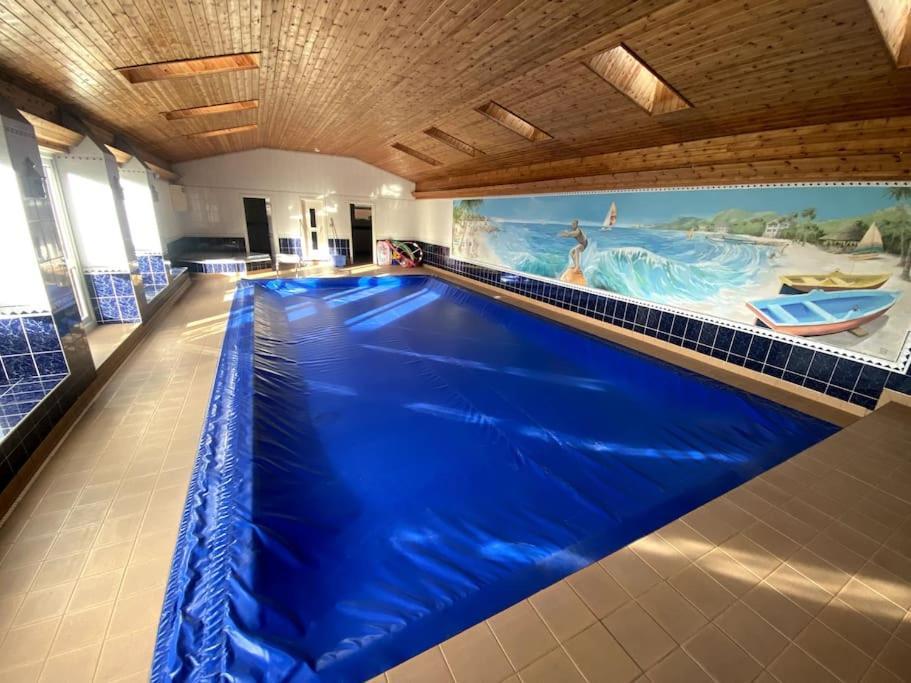 Vast, Elegant Home With Indoor Pool & Sauna Near Popular Golf Course คิงตัน ภายนอก รูปภาพ